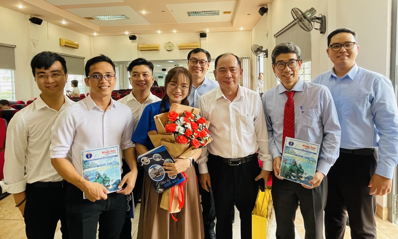 PGS-TS Tăng Chí Thượng: Để người dân Côn Đảo không còn ‘vượt biển’ chữa bệnh - Ảnh 2.