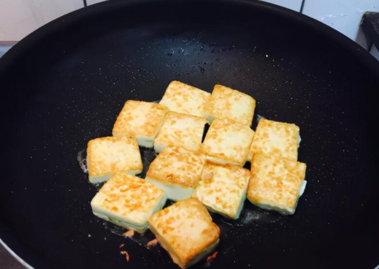 Đậu phụ xào lá bổ thận này vừa ngon lại rẻ, tuần ăn vài lần vẫn không thấy chán, hơn chục nghìn đồng là được đĩa đầy - 3