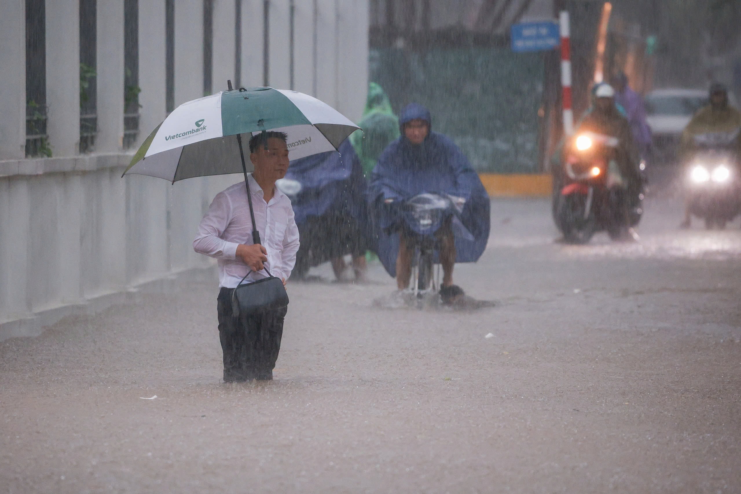 Hà Nội còn 29 điểm ngập nặng, không thể lưu thông - Ảnh 2.