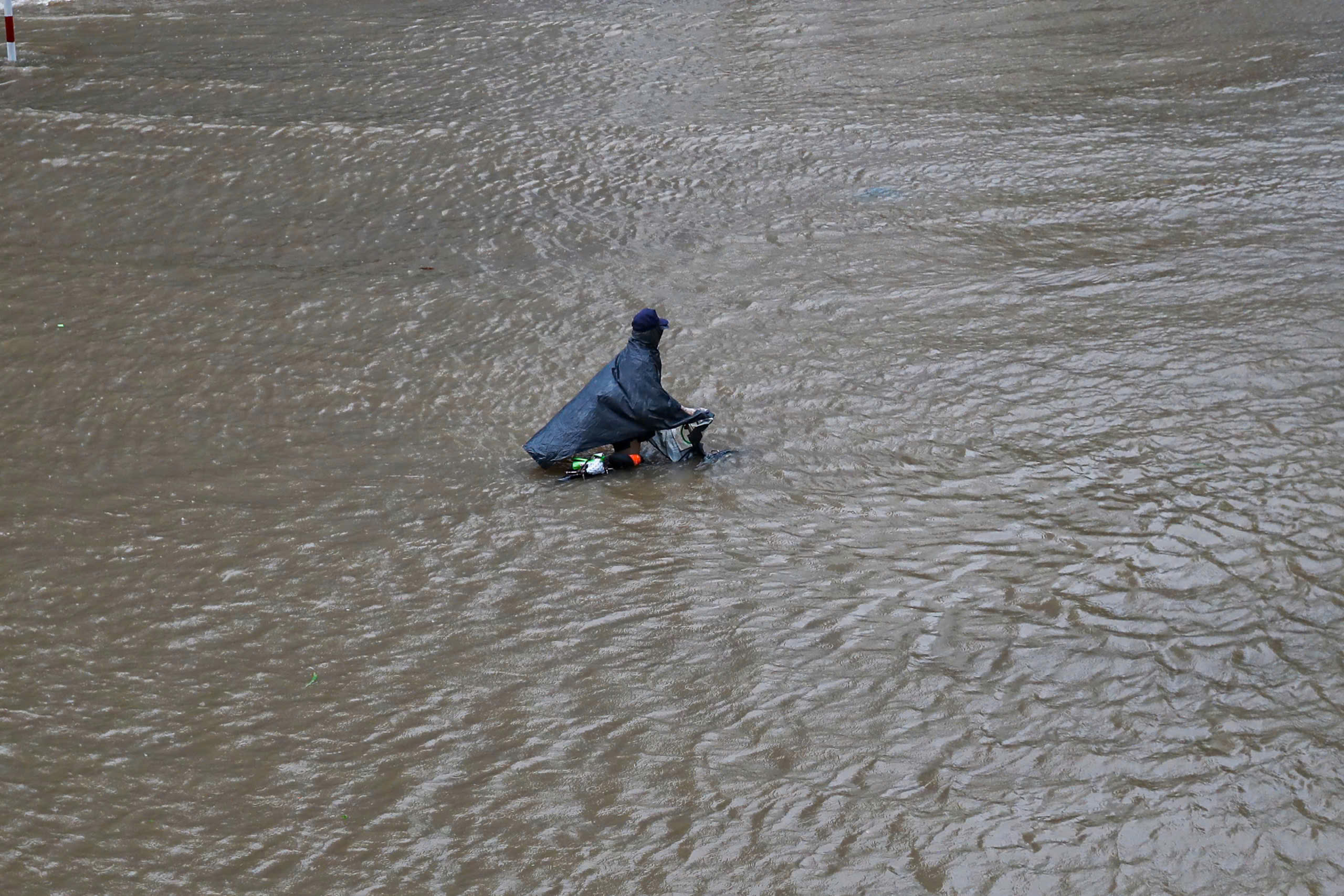 Hà Nội còn 29 điểm ngập nặng, không thể lưu thông - Ảnh 3.