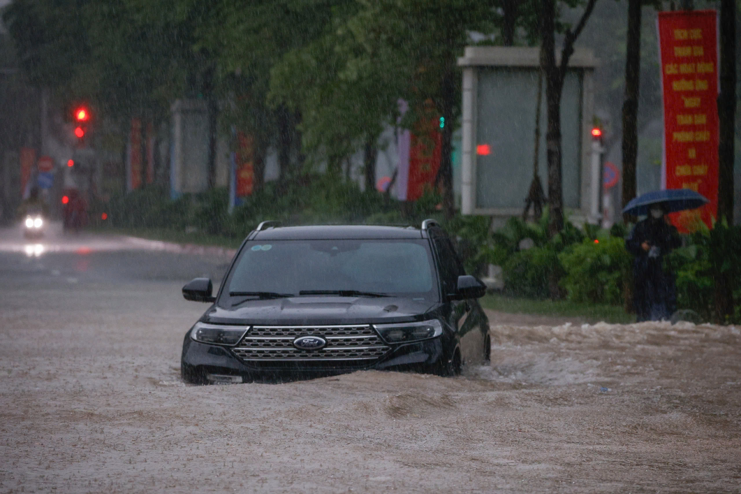 Hà Nội còn 29 điểm ngập nặng, không thể lưu thông - Ảnh 4.