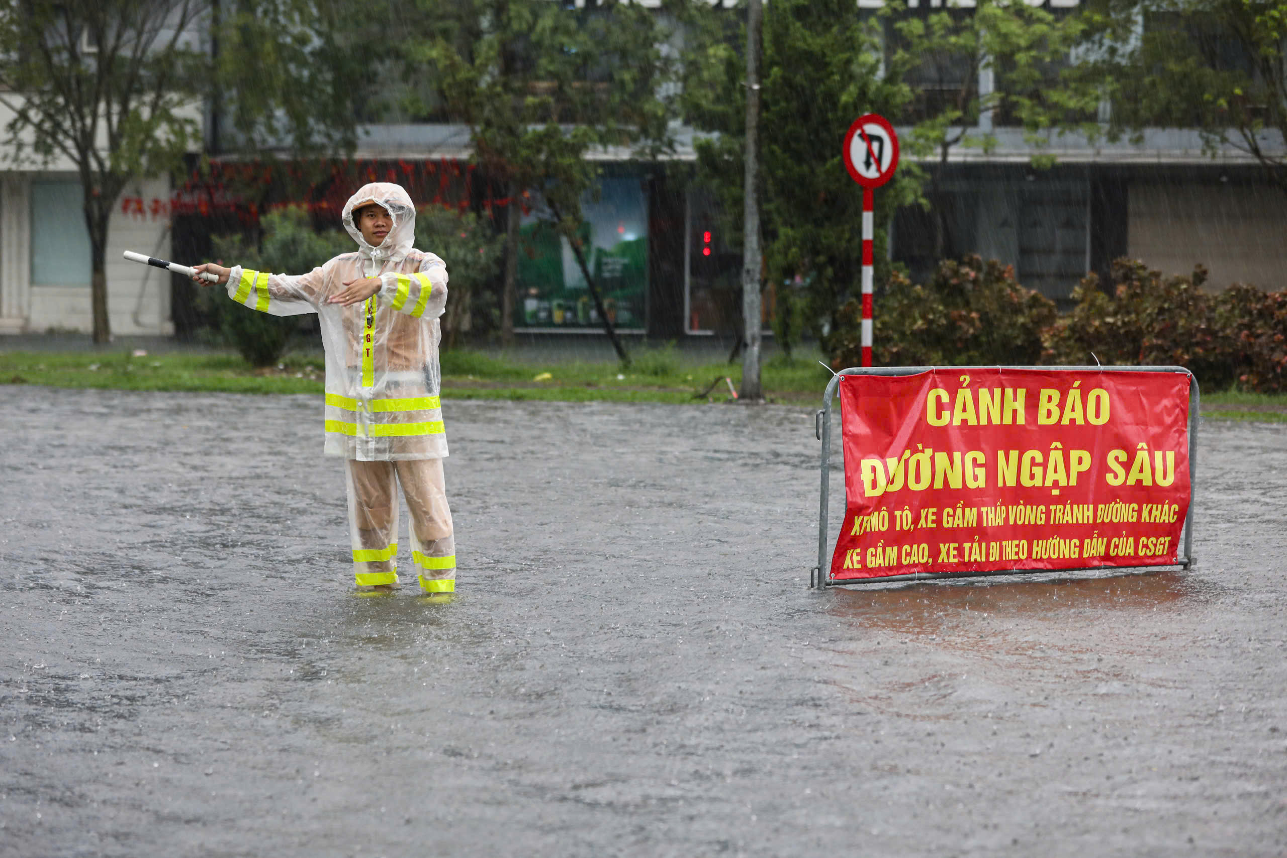 Hà Nội còn 29 điểm ngập nặng, không thể lưu thông - Ảnh 5.