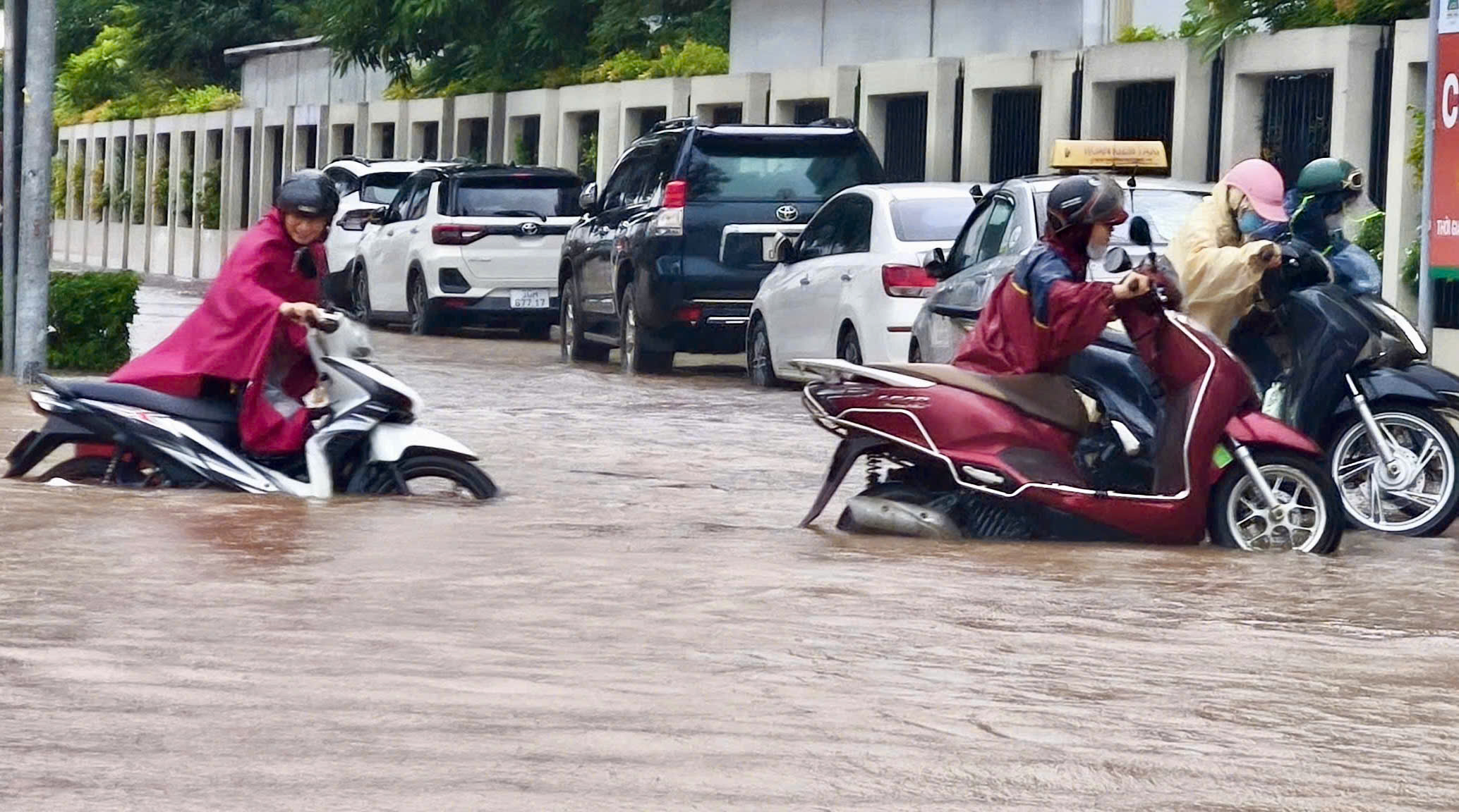 Hà Nội còn 29 điểm ngập nặng, không thể lưu thông - Ảnh 6.