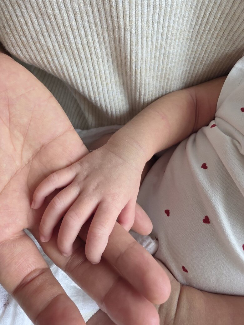 Con gái Hamp;#39;Hen Niê chưa tròn 1 tháng tuổi tay chân đã amp;#34;dài ngoằngamp;#34;, diện mạo xinh yêu chuẩn gen hoa hậu - 3