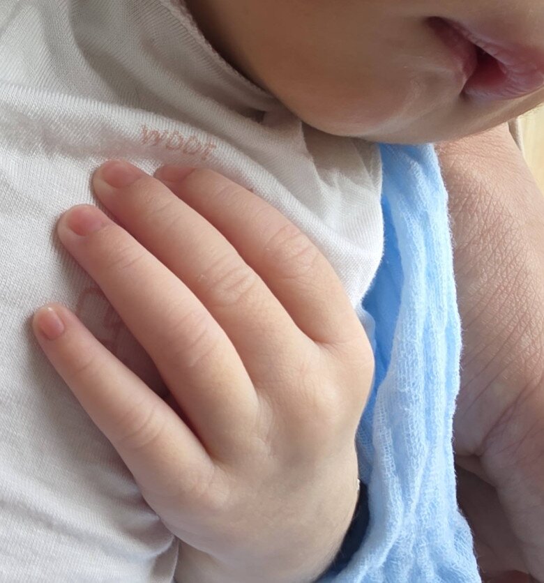 Con gái Hamp;#39;Hen Niê chưa tròn 1 tháng tuổi tay chân đã amp;#34;dài ngoằngamp;#34;, diện mạo xinh yêu chuẩn gen hoa hậu - 7