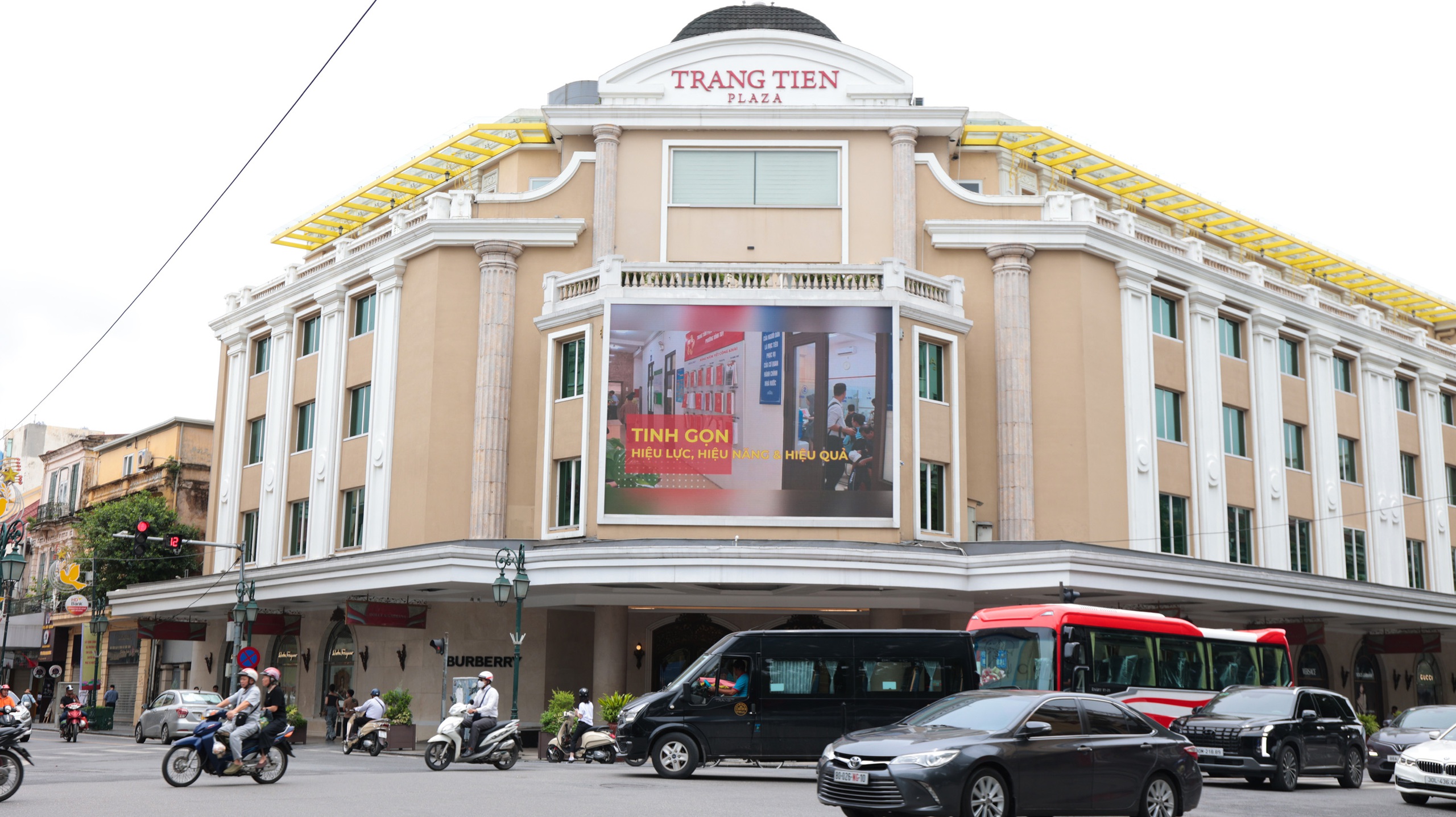 Những hình ảnh đầu tiên trên cả nước trong ngày lịch sử: Cặp đôi háo hức đăng ký kết hôn, pano chào mừng ngập tràn phố phường- Ảnh 7.