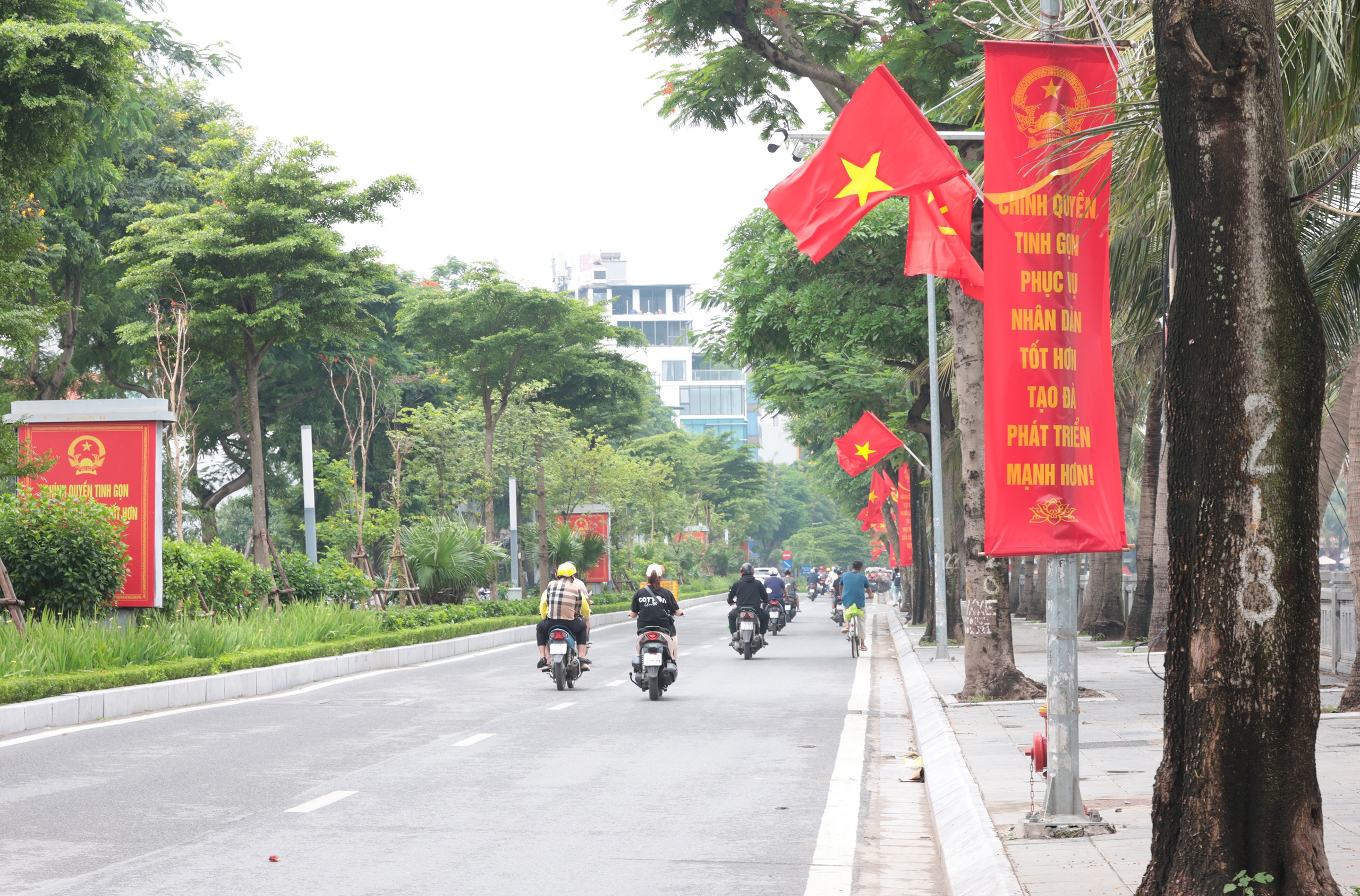 Những hình ảnh đầu tiên trên cả nước trong ngày lịch sử: Cặp đôi háo hức đăng ký kết hôn, pano chào mừng ngập tràn phố phường- Ảnh 9.
