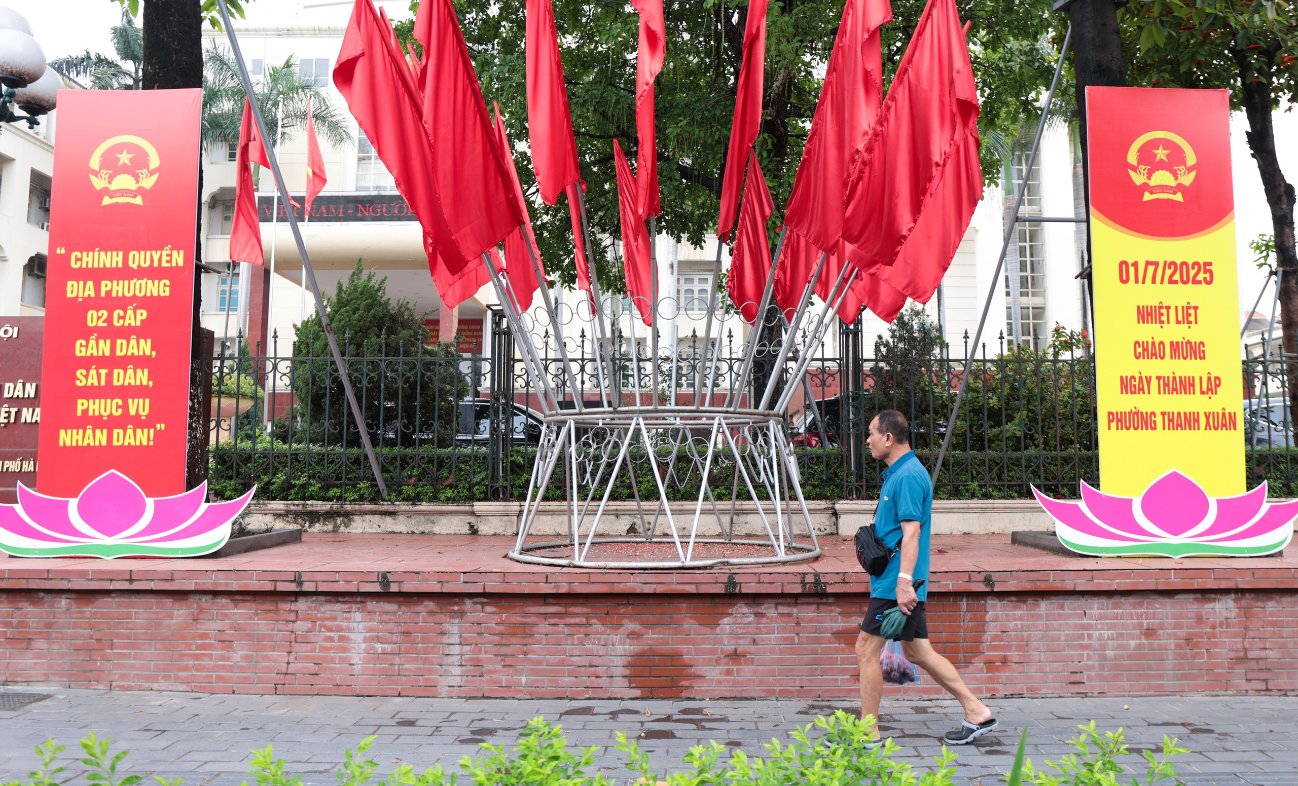 Những hình ảnh đầu tiên trên cả nước trong ngày lịch sử: Cặp đôi háo hức đăng ký kết hôn, pano chào mừng ngập tràn phố phường- Ảnh 10.