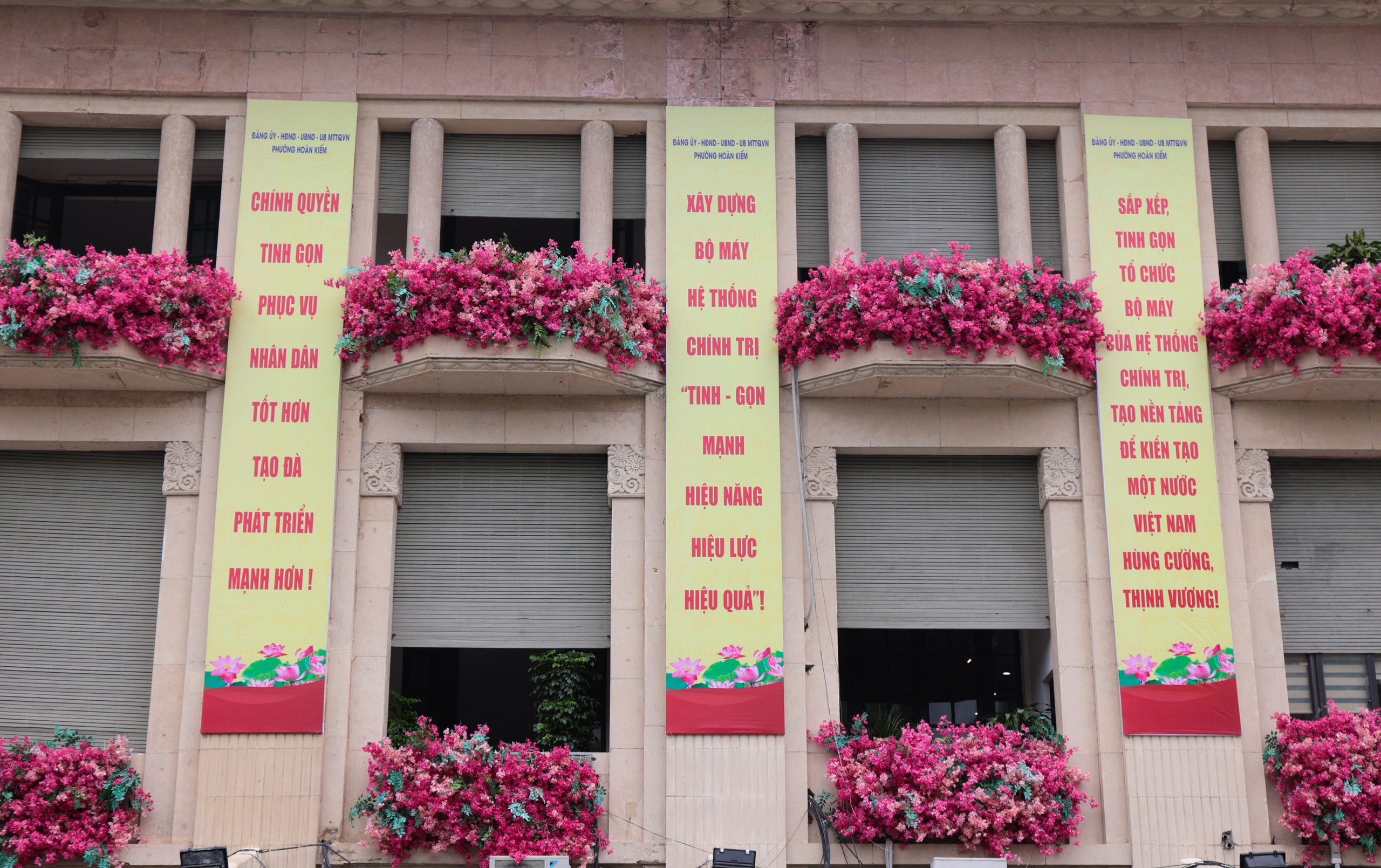 Những hình ảnh đầu tiên trên cả nước trong ngày lịch sử: Cặp đôi háo hức đăng ký kết hôn, pano chào mừng ngập tràn phố phường- Ảnh 11.