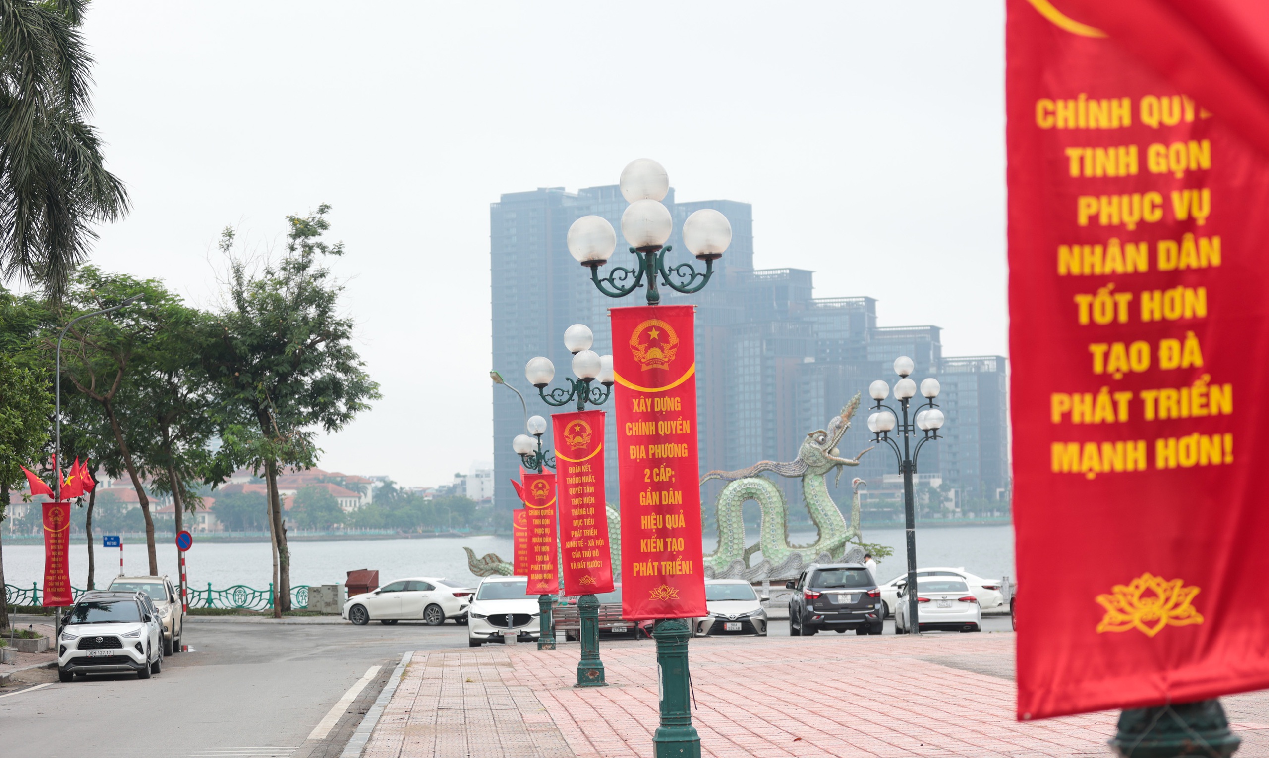 Những hình ảnh đầu tiên trên cả nước trong ngày lịch sử: Cặp đôi háo hức đăng ký kết hôn, pano chào mừng ngập tràn phố phường- Ảnh 12.