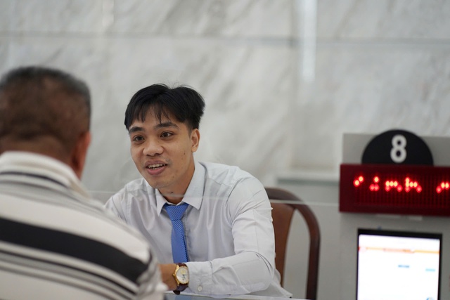 Những hình ảnh đầu tiên trên cả nước trong ngày lịch sử: Cặp đôi háo hức đăng ký kết hôn, pano chào mừng ngập tràn phố phường- Ảnh 30.