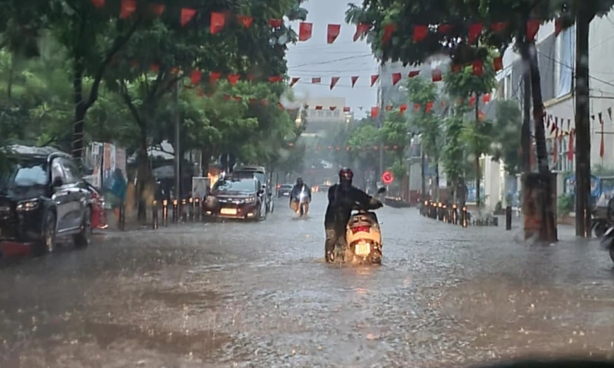 Hà Nội mưa lớn sau bão Matmo, nhiều tuyến phố đã ngập sâu 4 Hà Nội mưa lớn sau bão Matmo, nhiều tuyến phố đã ngập sâu - Ảnh 4.