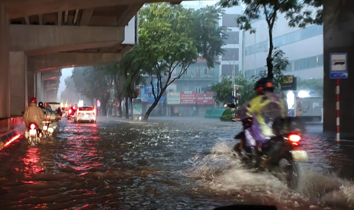 Hà Nội mưa lớn sau bão Matmo, nhiều tuyến phố đã ngập sâu 3 Hà Nội mưa lớn sau bão Matmo, nhiều tuyến phố đã ngập sâu - Ảnh 3.