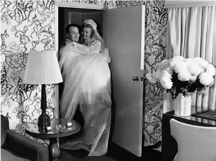 Nguồn gốc gây rùng mình của một số nghi thức trong lễ cưới - Ảnh 2.