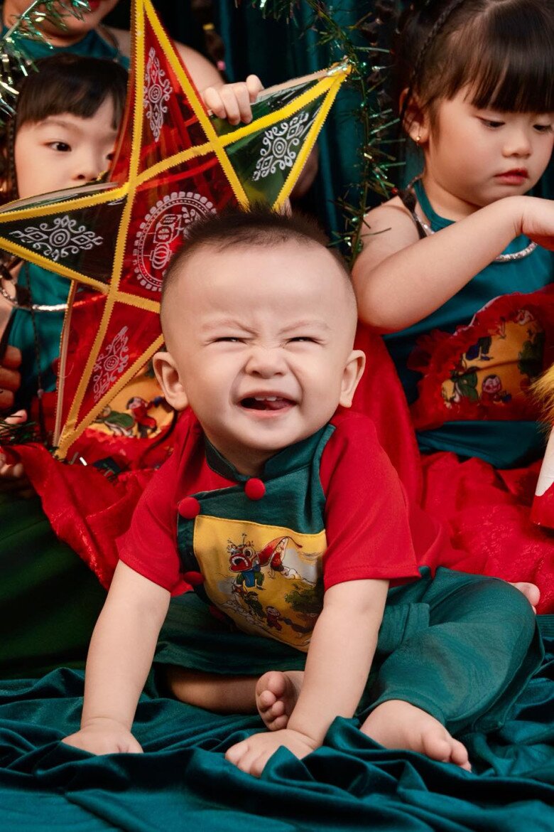 Chồng đại gia của Vân Trang tuyên bố "ngừng đẻ" sau khi có 4 con, muốn dừng lắm mà vợ vẫn sinh thêm 7 Chào đời vào năm 2024, quý tử nhà Vân Trang hưởng trọn gen ngoại hình của bố.