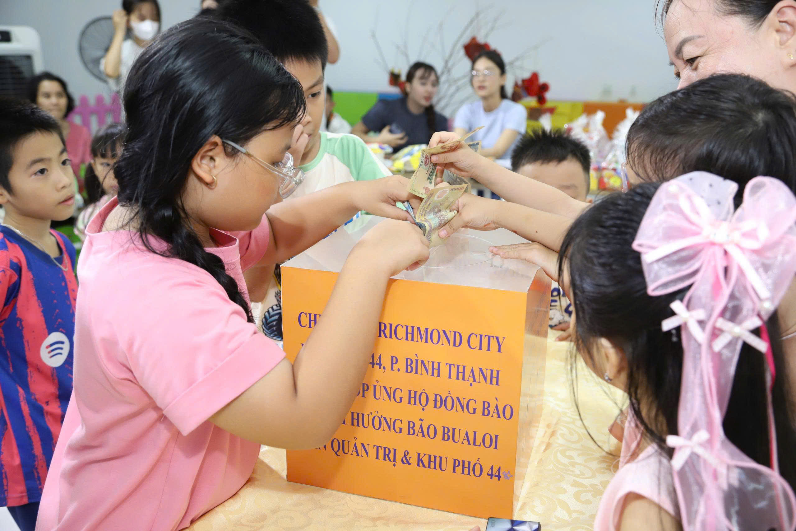 TP.HCM phát động ủng hộ đồng bào bị thiệt hại bởi bão số 10 2 TP.HCM phát động ủng hộ đồng bào bị thiệt hại bởi bão số 10 - Ảnh 2.