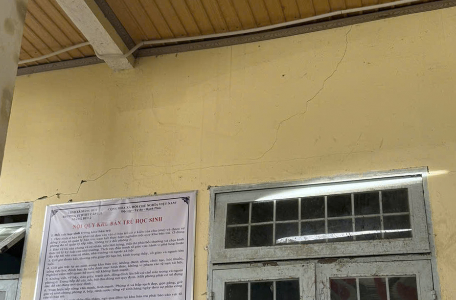 Trường học hư hỏng, phải chuyển chỗ ở học sinh 2 Trường học ở Quảng Ngãi hư hỏng sau hàng loạt trận động đất trong đêm - Ảnh 2.