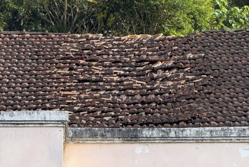 Trường học hư hỏng, phải chuyển chỗ ở học sinh 3 Trường học ở Quảng Ngãi hư hỏng sau hàng loạt trận động đất trong đêm - Ảnh 3.