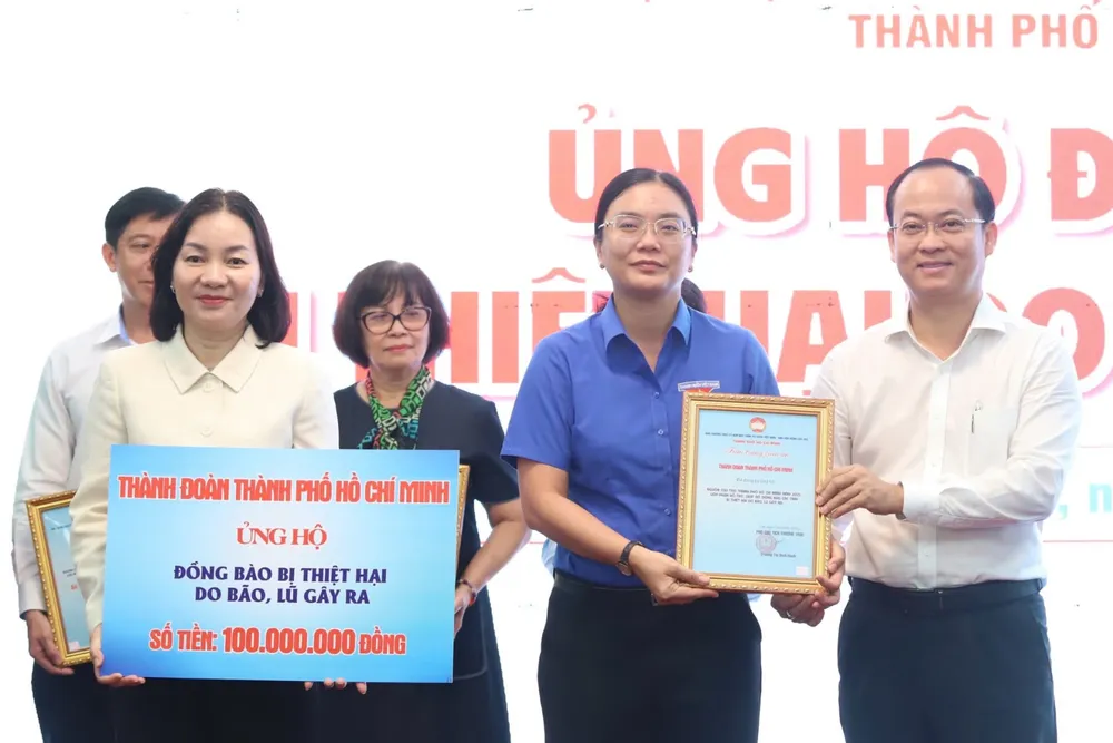 đồng bào bị thiệt hại do bão số 10