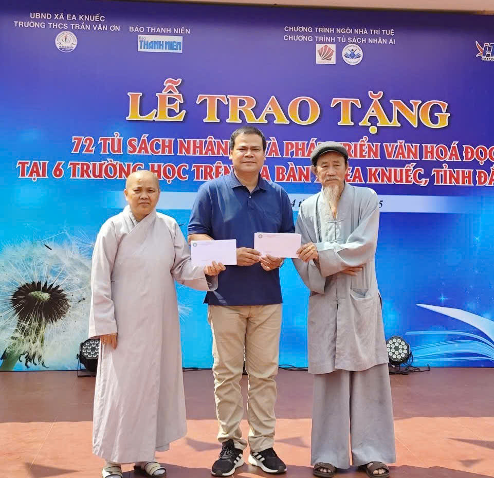 Báo Thanh Niên tổ chức tặng tủ sách, quà trung thu cho trẻ em xã Ea Knuếc- Ảnh 4. Báo Thanh Niên tổ chức tặng tủ sách, quà trung thu cho trẻ em xã Ea Knuếc- Ảnh 4.