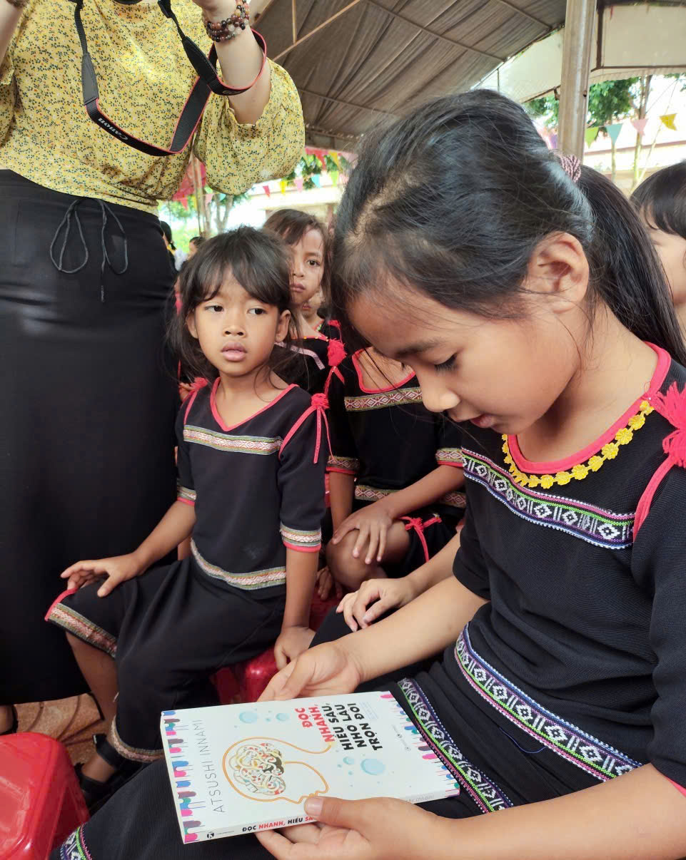Báo Thanh Niên tổ chức tặng tủ sách, quà trung thu cho trẻ em xã Ea Knuếc- Ảnh 5. Báo Thanh Niên tổ chức tặng tủ sách, quà trung thu cho trẻ em xã Ea Knuếc- Ảnh 5.