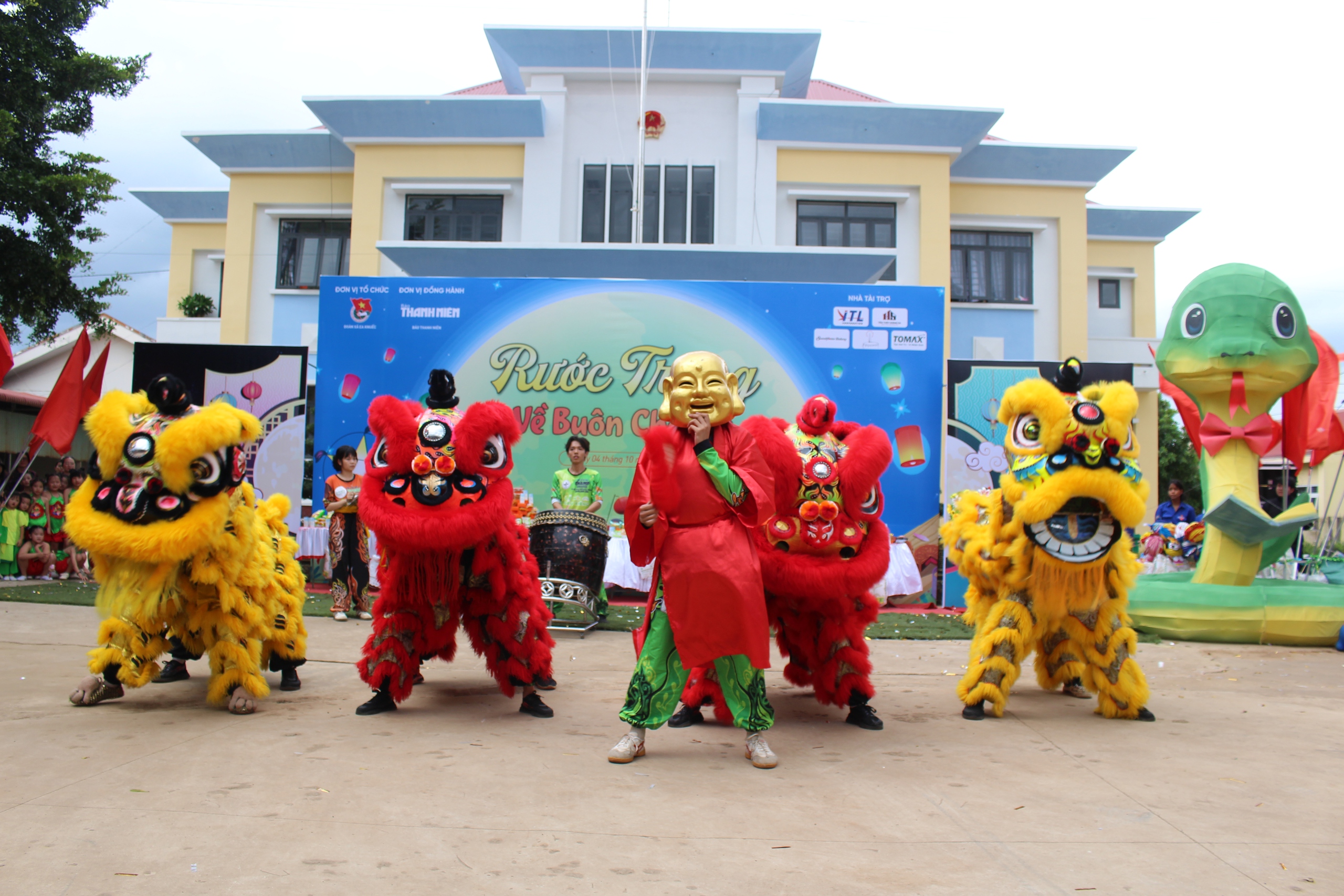 Báo Thanh Niên tổ chức tặng tủ sách, quà trung thu cho trẻ em xã Ea Knuếc- Ảnh 6. Báo Thanh Niên tổ chức tặng tủ sách, quà trung thu cho trẻ em xã Ea Knuếc- Ảnh 6.