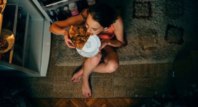 Các chuyên gia từ Viện Dinh dưỡng Anh quốc (BDA) khuyên rằng, bữa tối nên diễn ra trước 19h và cách giờ ngủ ít nhất 2-3 tiếng.