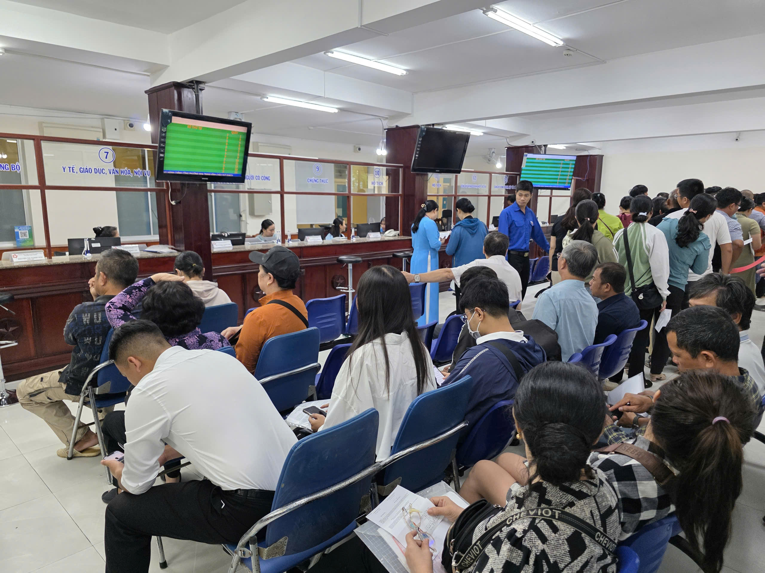 Khánh Hòa đề xuất gần 44.700 biên chế công chức, viên chức giai đoạn 2026 2 Khánh Hòa đề xuất gần 44.700 biên chế công chức, viên chức giai đoạn 2026 - 2031 - Ảnh 2.