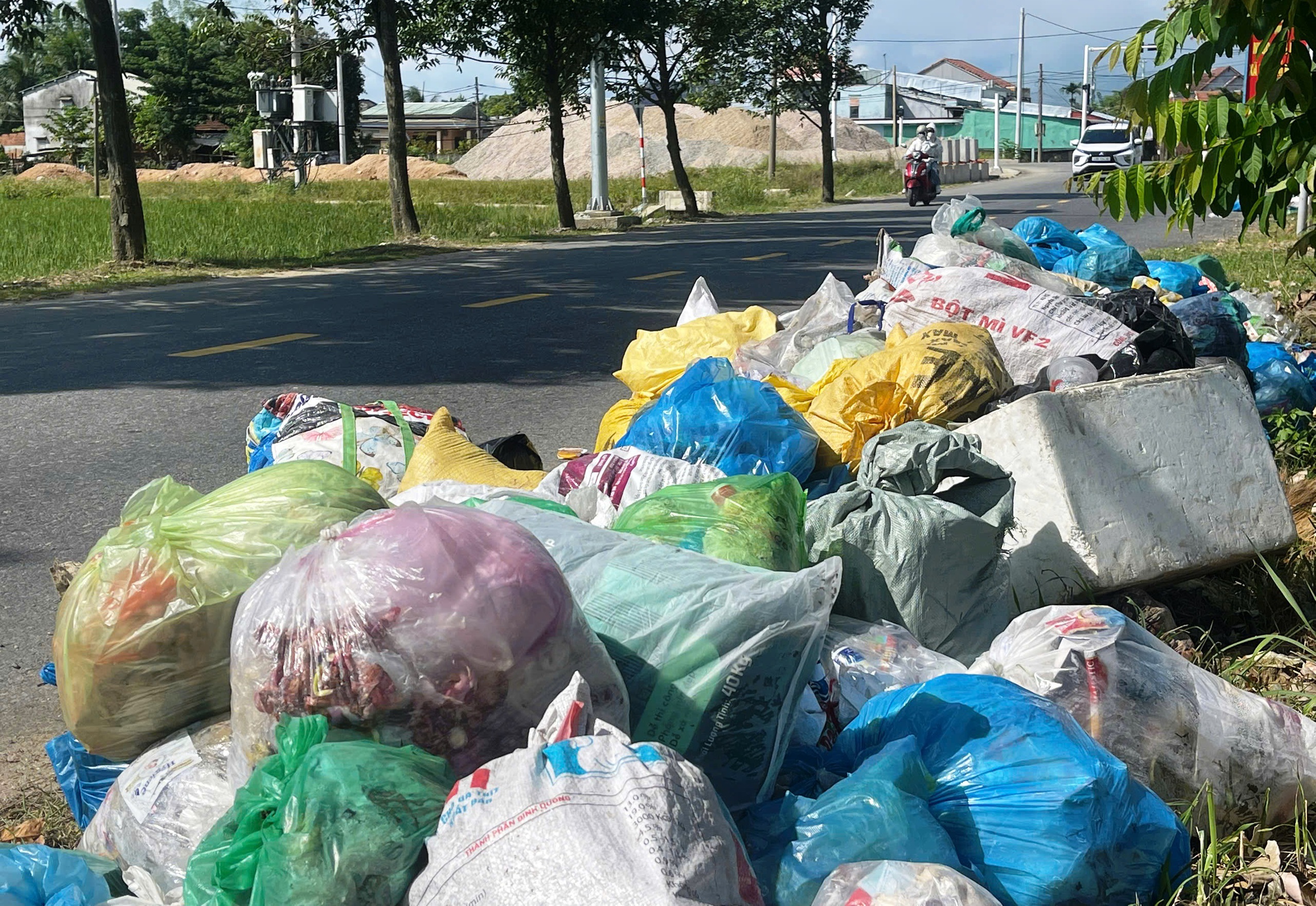 Đà Nẵng: Nhàmáy ngừng tiếp nhận, nhiều nơi 'ngập' trong ô nhiễm vì rác thải ùn ứ - Ảnh 3. Đà Nẵng: Nhàmáy ngừng tiếp nhận, nhiều nơi 'ngập' trong ô nhiễm vì rác thải ùn ứ - Ảnh 3.