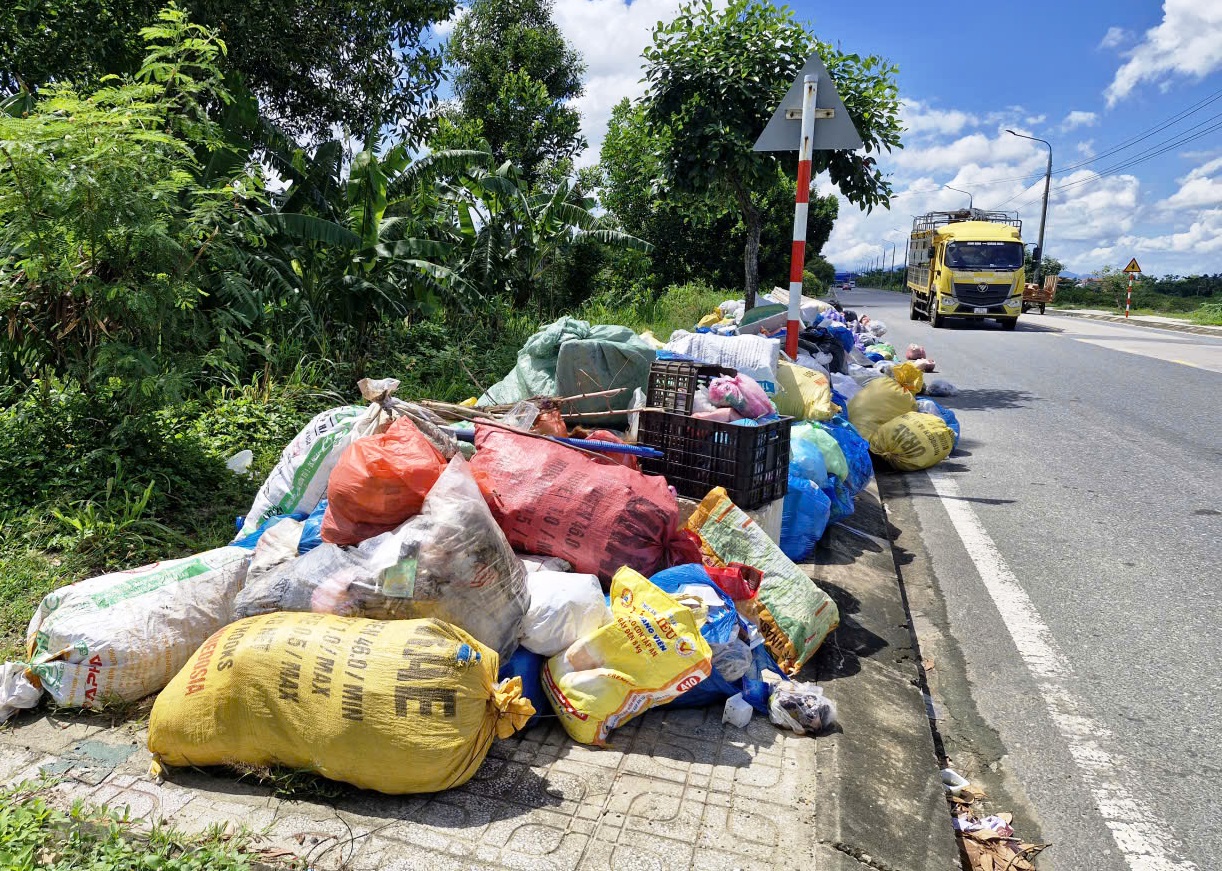 Đà Nẵng: Nhàmáy ngừng tiếp nhận, nhiều nơi 'ngập' trong ô nhiễm vì rác thải ùn ứ - Ảnh 4. Đà Nẵng: Nhàmáy ngừng tiếp nhận, nhiều nơi 'ngập' trong ô nhiễm vì rác thải ùn ứ - Ảnh 4.