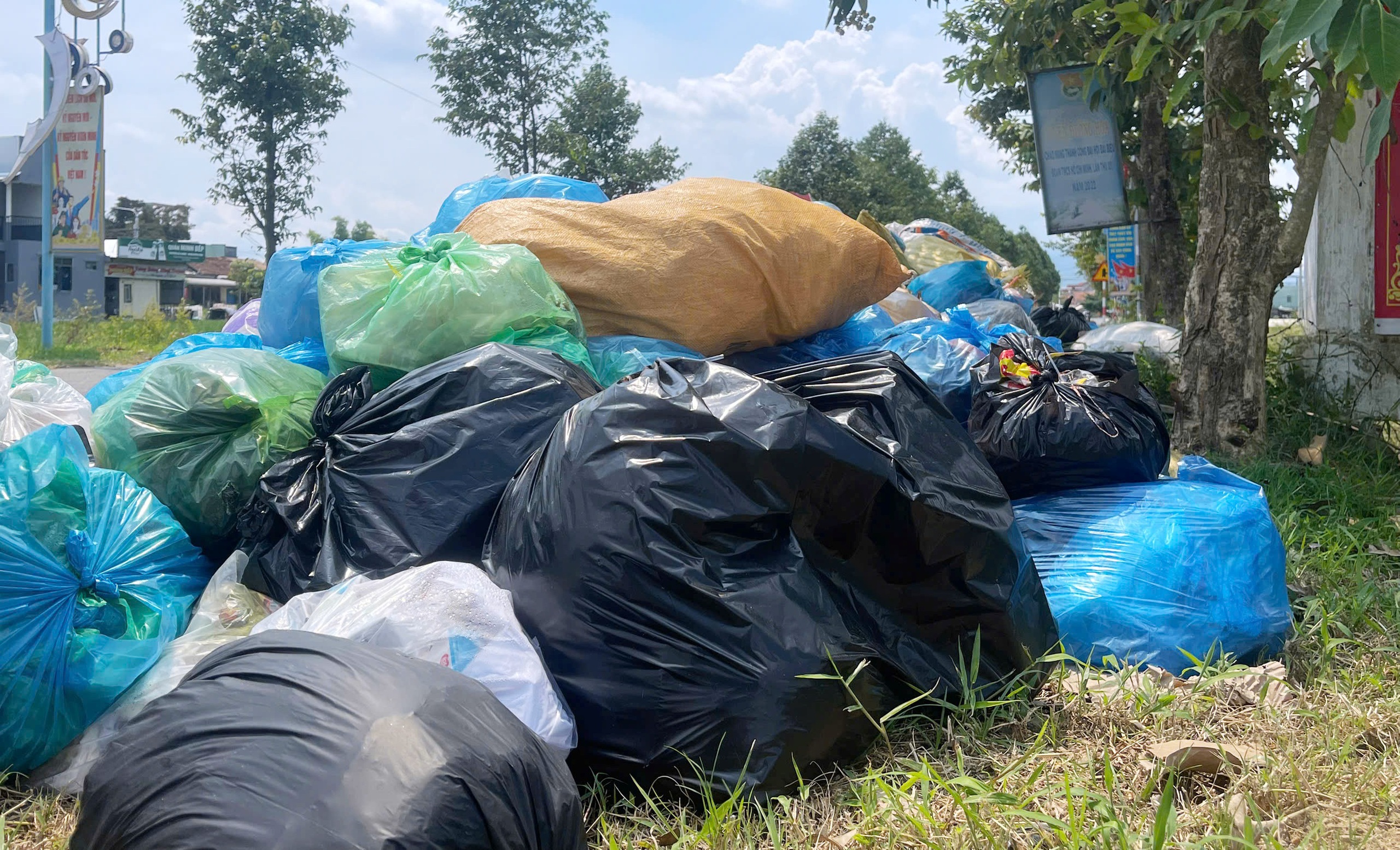 Đà Nẵng: Nhàmáy ngừng tiếp nhận, nhiều nơi 'ngập' trong ô nhiễm vì rác thải ùn ứ - Ảnh 5. Đà Nẵng: Nhàmáy ngừng tiếp nhận, nhiều nơi 'ngập' trong ô nhiễm vì rác thải ùn ứ - Ảnh 5.