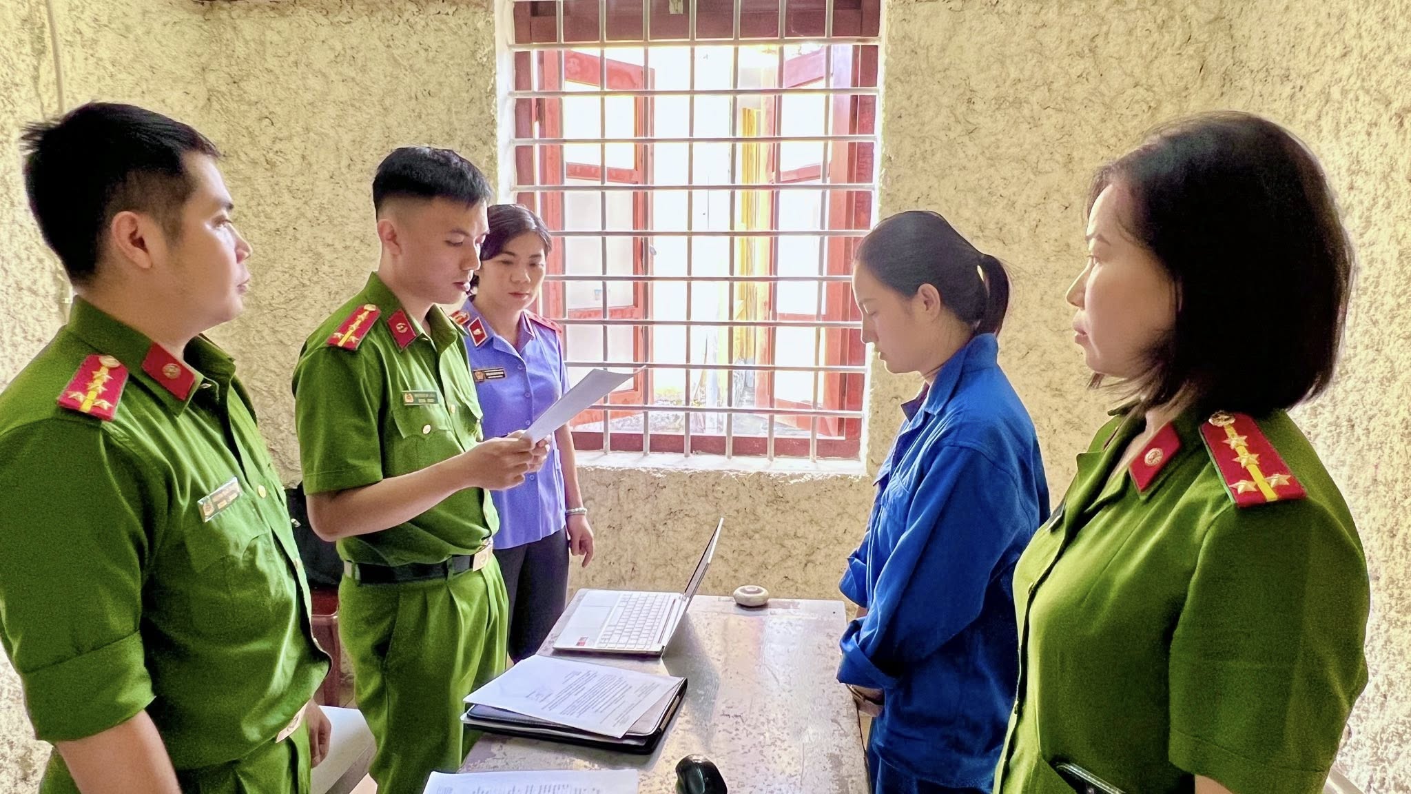 Nông Thị Thu Thủy dựng hình tượng 'anh hùng' để xin từ thiện - Ảnh 2. Nông Thị Thu Thủy dựng hình tượng 'anh hùng' để xin từ thiện - Ảnh 2.