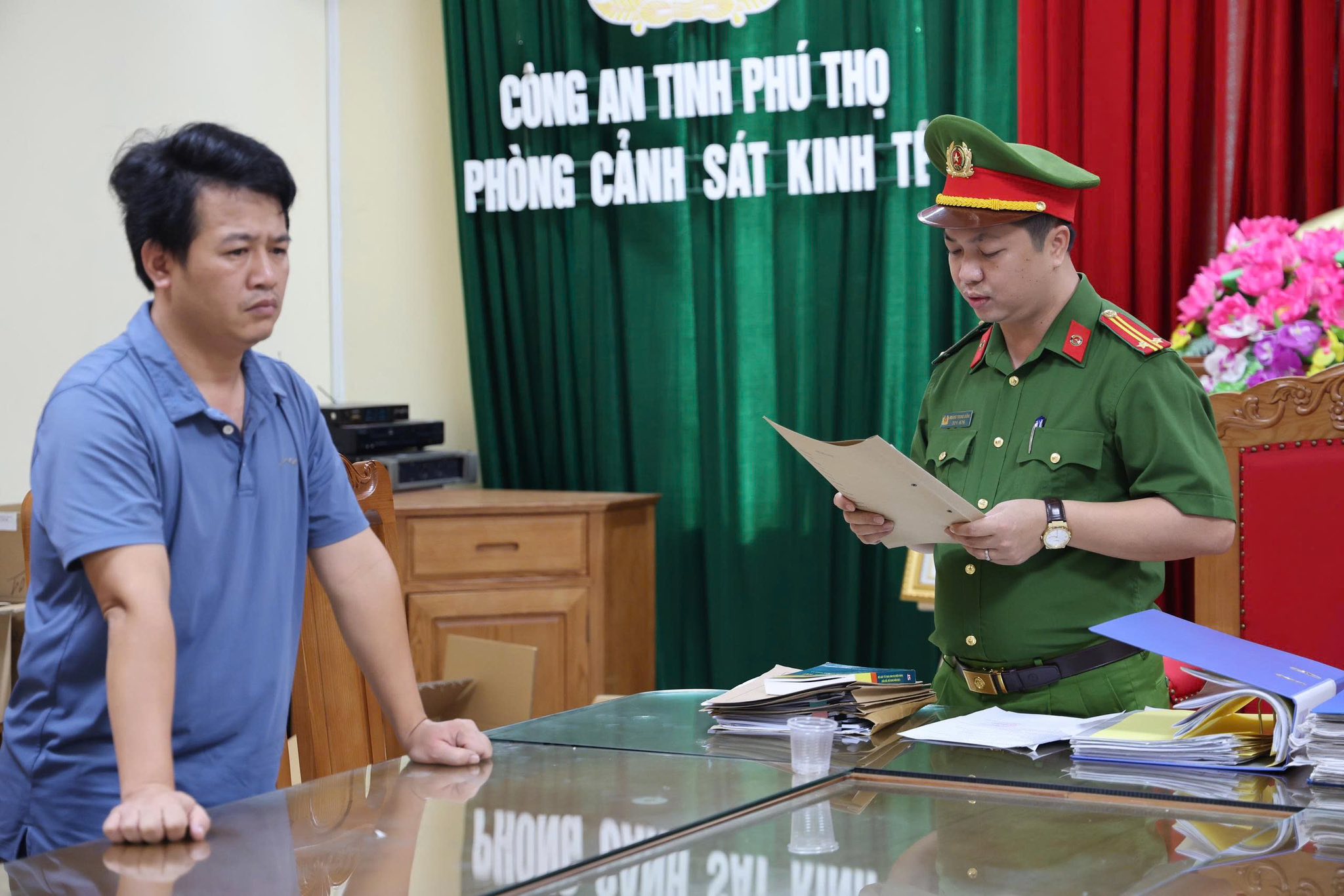 2 anh em ruột bị bắt giam vì sản xuất hơn 2 triệu bình chữa cháy giả - Ảnh 2.