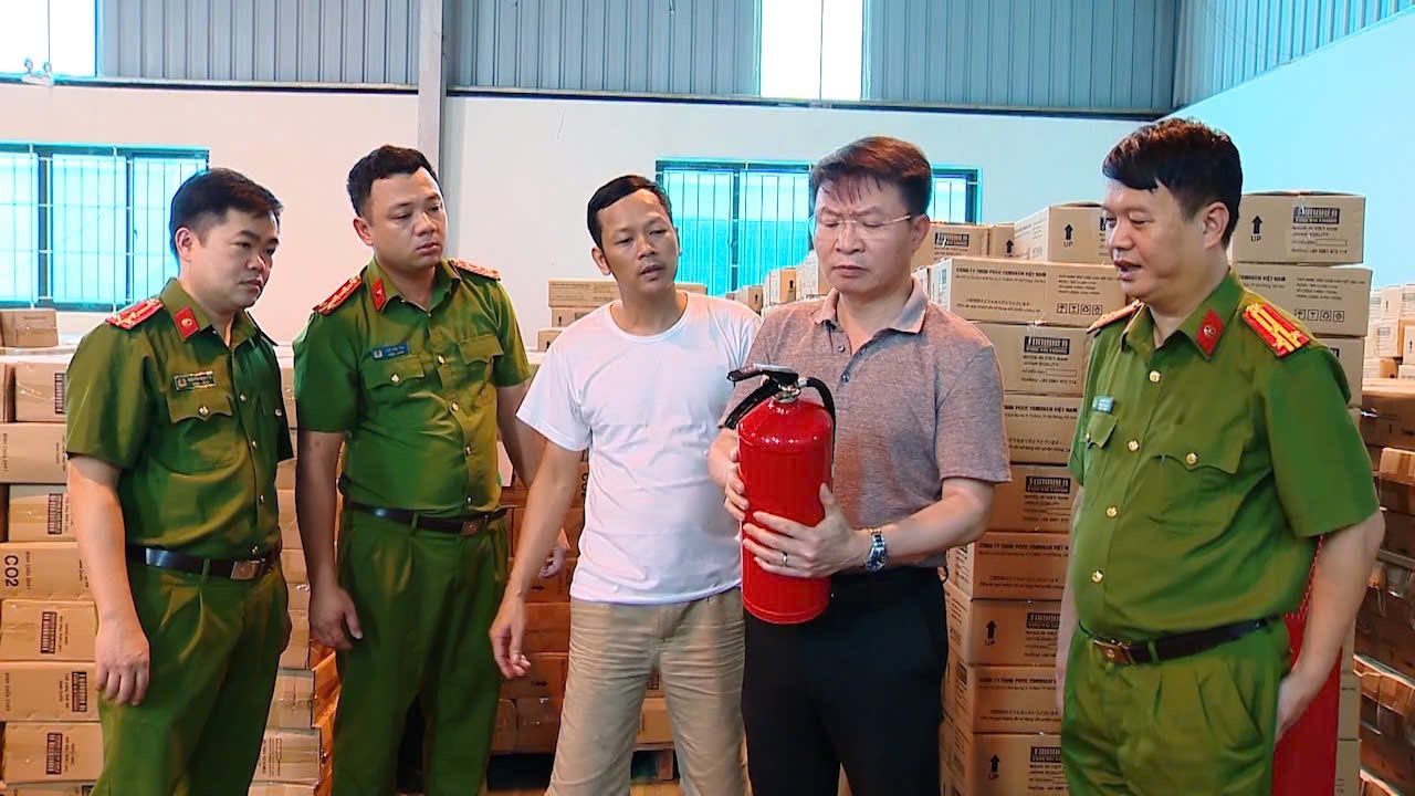 2 anh em ruột bị bắt giam vì sản xuất hơn 2 triệu bình chữa cháy giả - Ảnh 3.