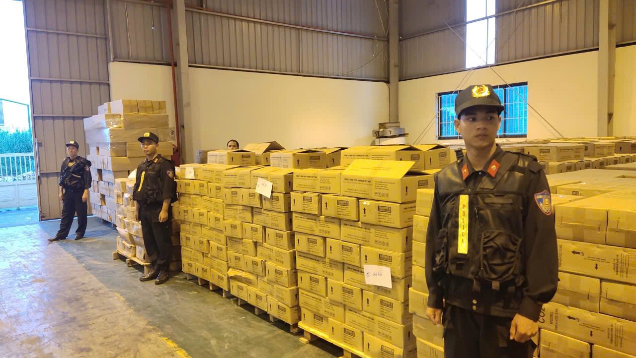 2 anh em ruột bị bắt giam vì sản xuất hơn 2 triệu bình chữa cháy giả - Ảnh 4.