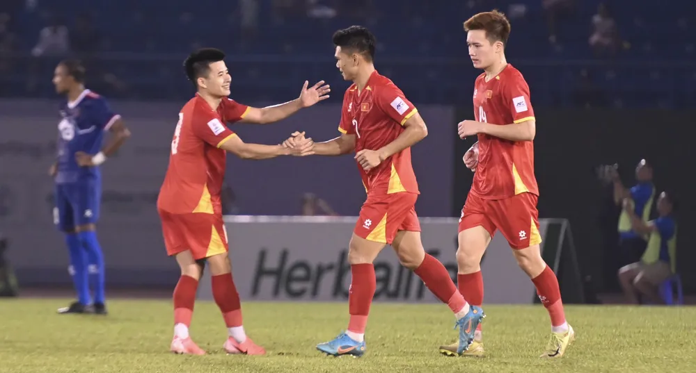 doi-tuyen-viet-nam-vua-canh-tranh-voi-malaysia-vua-cho-fifa (2).jpg