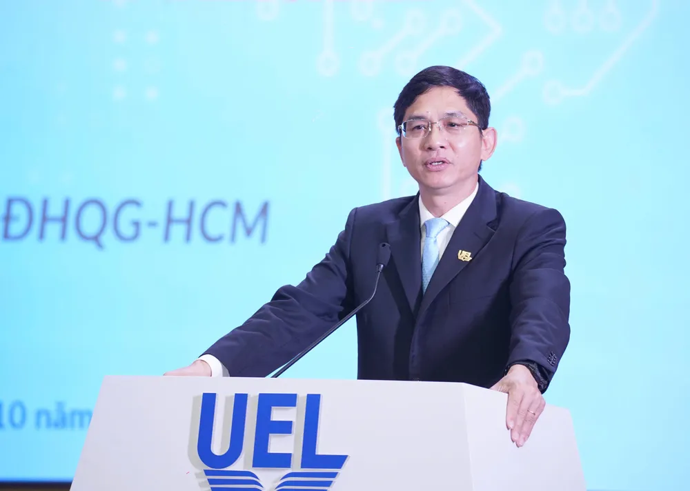 PGS.TS Hoàng Công Gia Khánh - Hiệu trưởng Trường ĐH Kinh tế - Luật, ĐHQG TP.HCM phát biểu tại hội thảo. Ảnh: THUẬN VĂN. Ai-va-phap-luat-thầy Khánh.jpg