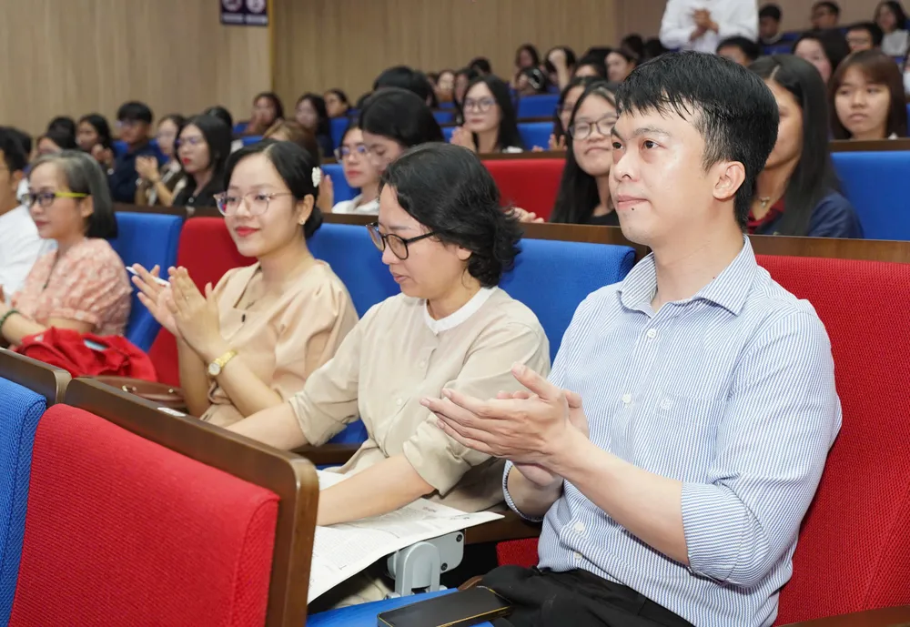 Quang cảnh hội thảo. Ảnh: THUẬN VĂN Ai-va-phap-luat-qc.jpg