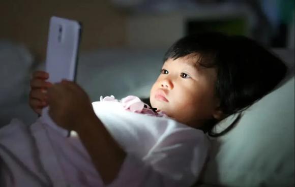 điện thoại ảnh hưởng đến trẻ, tác hại của điện thoại