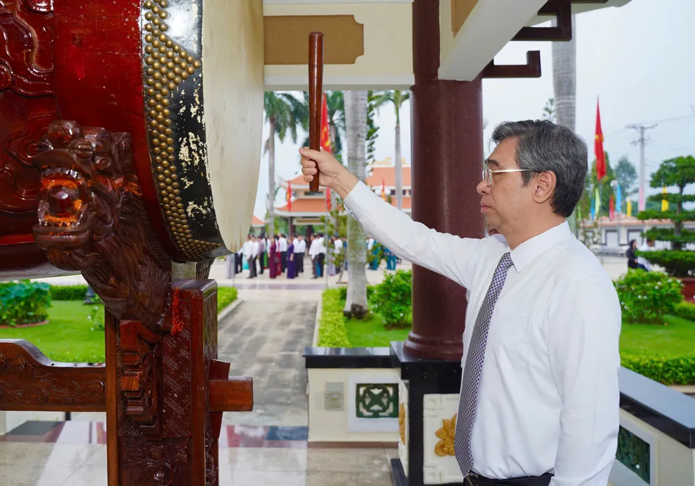 Phó Bí thư Thành ủy, Chủ tịch Ủy ban MTTQ Việt Nam TP.HCM Nguyễn Phước Lộc đánh hồi trống trước lúc đoàn đại biểu cử hành lễ viếng. Ảnh: THUẬN VĂN Thuan-van-Ba-Ria-Vung-Tau-4.jpg