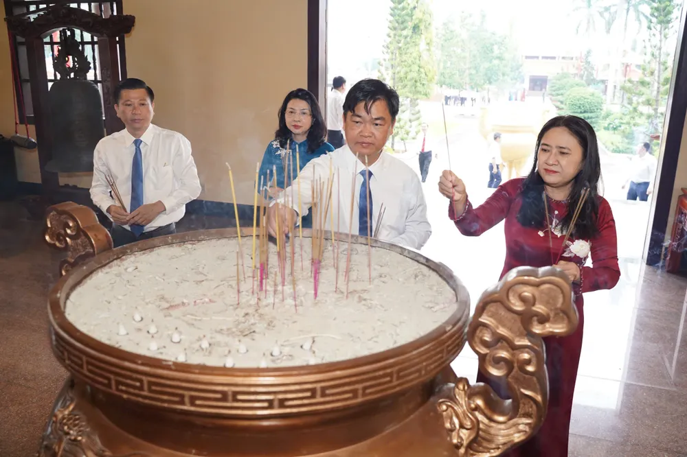 Các đại biểu dâng hương viếng các anh hùng liệt sĩ tại nhà tưởng niệm. Ảnh: THUẬN VĂN Thuan-van-Ba-Ria-Vung-Tau-8.jpg