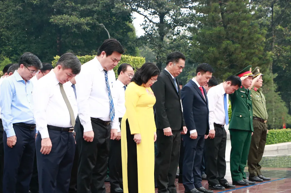 Các đại biểu thành kính tưởng nhớ các anh hùng liệt sĩ tại Nghĩa trang liệt sĩ tỉnh Bình Dương (cũ). Ảnh: LÊ ÁNH vieng-nghia-trang-banh-duong-le-anh-lanh-dao-thanh-uy-TPHCM-6.jpg