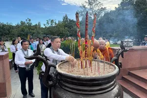 Đoàn lãnh đạo TP.HCM dâng hương tưởng nhớ anh hùng liệt sĩ tại Côn Đảo 