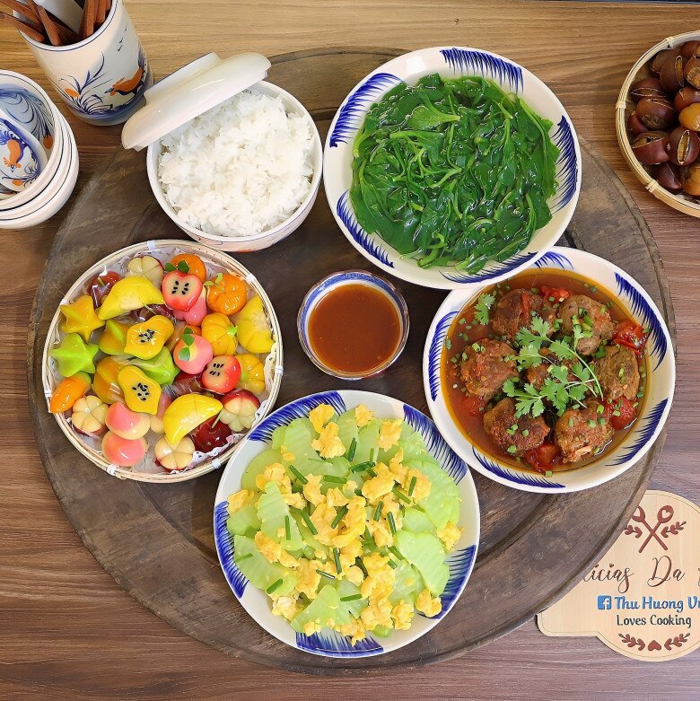 Mâm cơm này gồm các món: Su su xào trứng, canh mồng tơi, xá xíu thịt bò sốt cà chua.