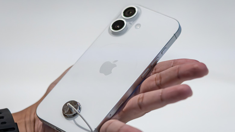 iPhone Air mỏng nhưng đắt đỏ, những lựa chọn có thể thay thế 2 iPhone Air mỏng nhưng đắt đỏ, đây là những lựa chọn thay thế giá 'mềm' hơn - Ảnh 2.