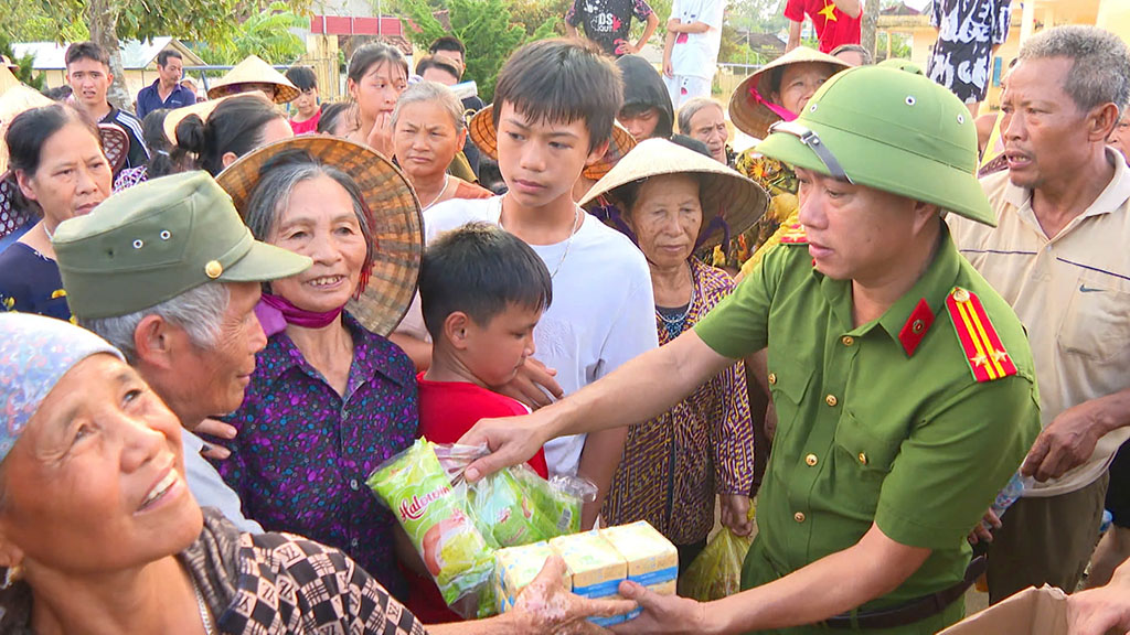 Nước rút đến đâu, dọn dẹp ngay tới đó 2 Khắc phục hậu quả bão số 10: Nước rút đến đâu, dọn dẹp ngay tới đó - Ảnh 2.
