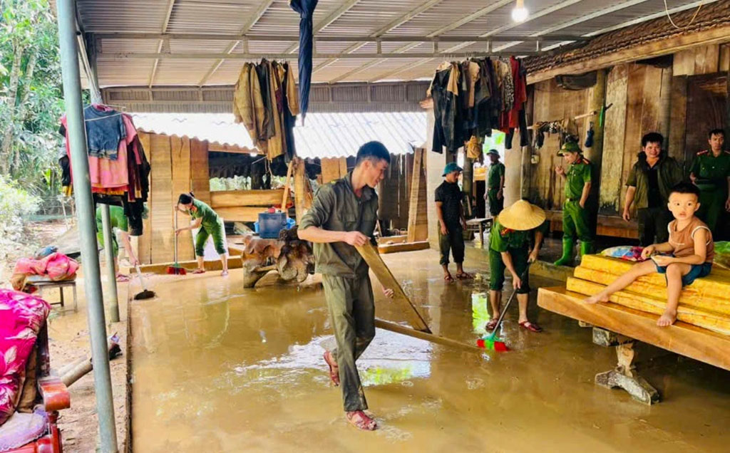 Nước rút đến đâu, dọn dẹp ngay tới đó 4 Khắc phục hậu quả bão số 10: Nước rút đến đâu, dọn dẹp ngay tới đó - Ảnh 4.