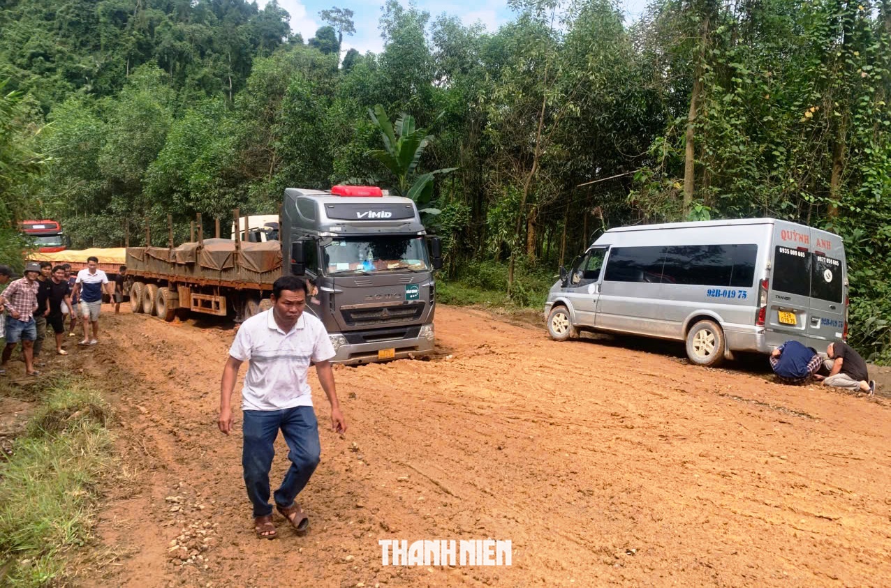 Cận cảnh con đường 'đau khổ' nhất Đà Nẵng khiến người dân, cánh tài xế 'rùng mình' - Ảnh 8.