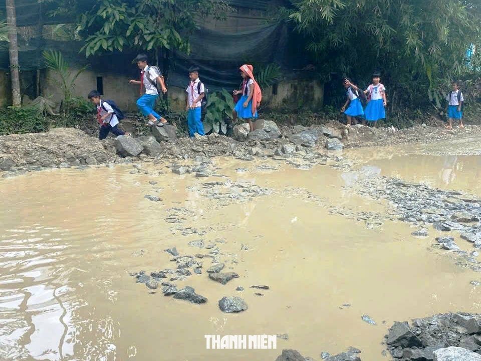 Cận cảnh con đường 'đau khổ' nhất Đà Nẵng khiến người dân, cánh tài xế 'rùng mình' - Ảnh 12.