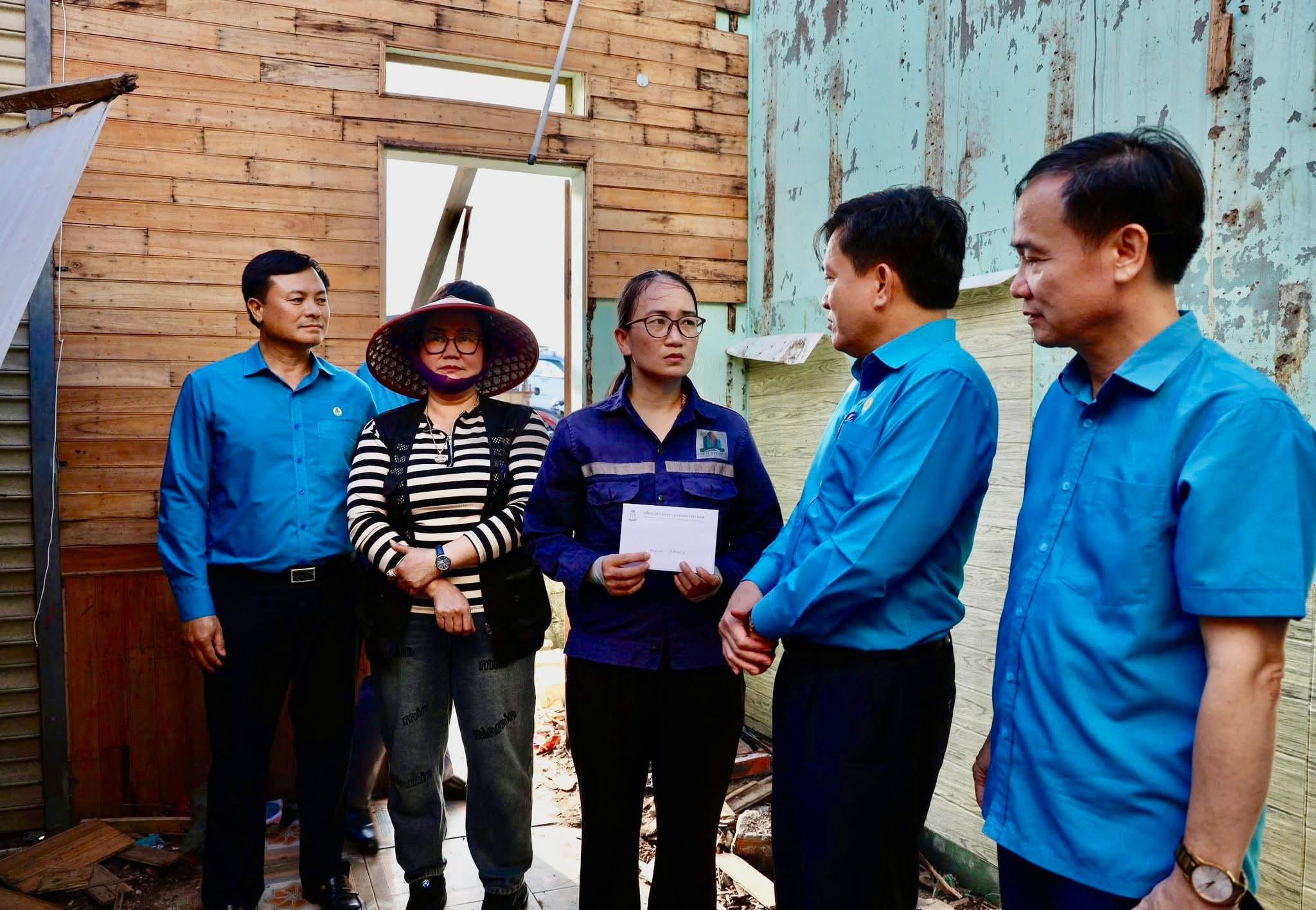 Tổng LĐLĐ Việt Nam phát động ủng hộ đồng bào bị thiệt hại do bão số 10 - Ảnh 2.